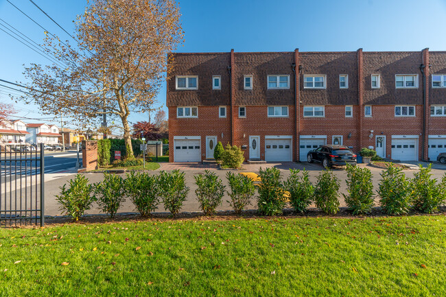 Yacht Club Cove in Staten Island, NY - Building Photo - Building Photo