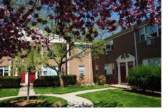 Cloverleaf Gardens in Woodbridge, NJ - Building Photo - Building Photo