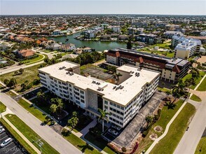 921 Seagrape Dr in Marco Island, FL - Foto de edificio - Building Photo