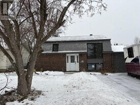 1052 Cadboro Rd in Ottawa, ON - Building Photo