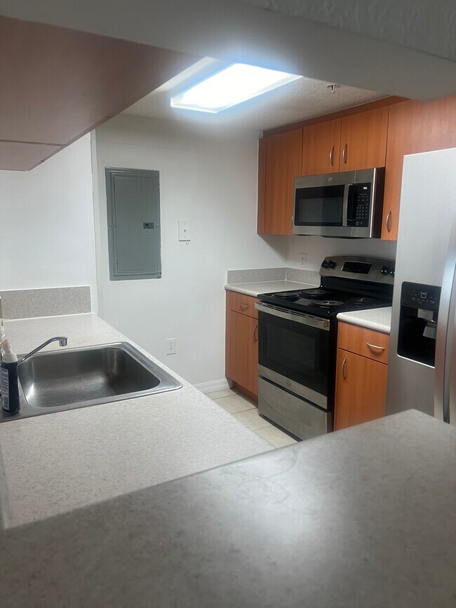 816 NW 11th St, Unit 1002 in Miami, FL - Building Photo - Building Photo