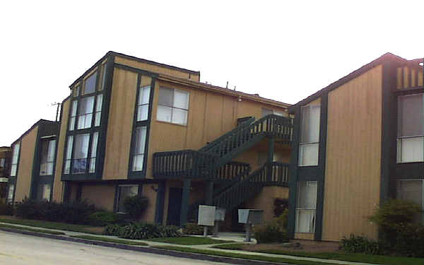 119-& 121 7th St in Seal Beach, CA - Building Photo