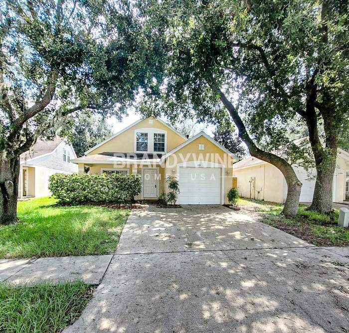 323 Summer Sails Dr in Valrico, FL - Building Photo