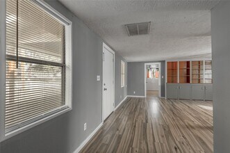 1417 23rd St in Huntsville, TX - Foto de edificio - Building Photo