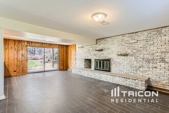 7221 Red Oak Dr in Crystal Lake, IL - Building Photo - Building Photo