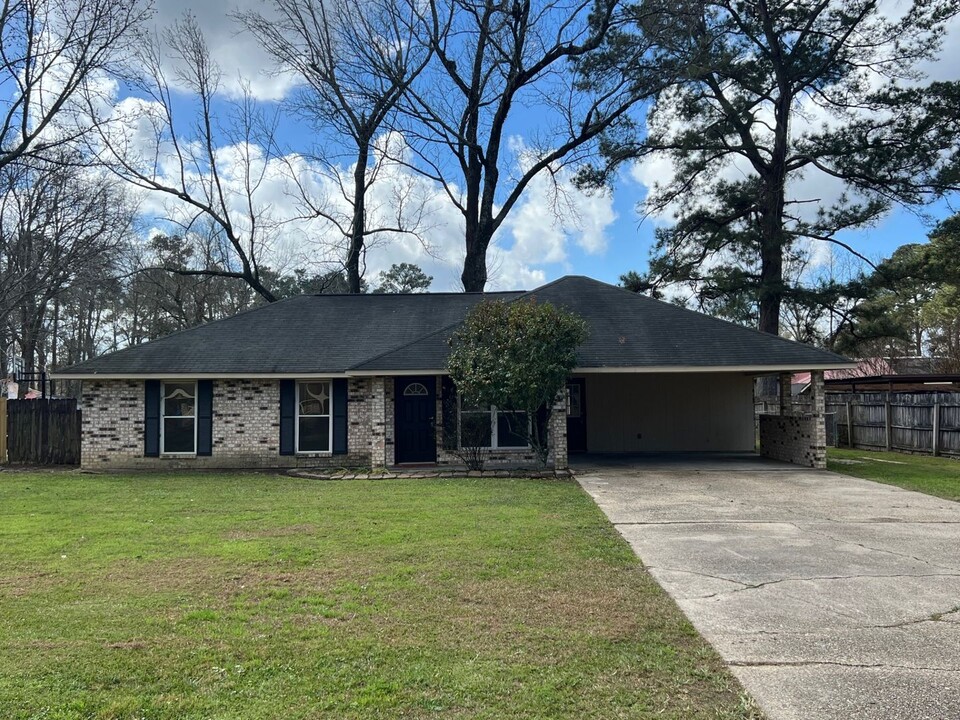 8896 Cedar Springs Ave in Denham Springs, LA - Building Photo