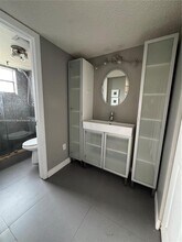 1226 N Hiatus Rd in Pembroke Pines, FL - Foto de edificio - Building Photo