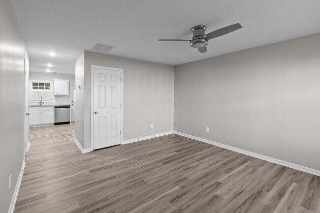 1233 Cross Creek Cir in Greenville, NC - Building Photo - Building Photo