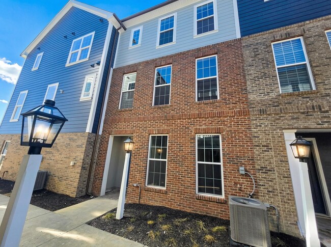 305 Frederick Way in Cranberry Township, PA - Building Photo - Building Photo