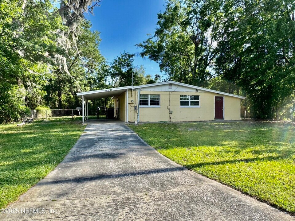7054 Red Robin Dr in Jacksonville, FL - Building Photo