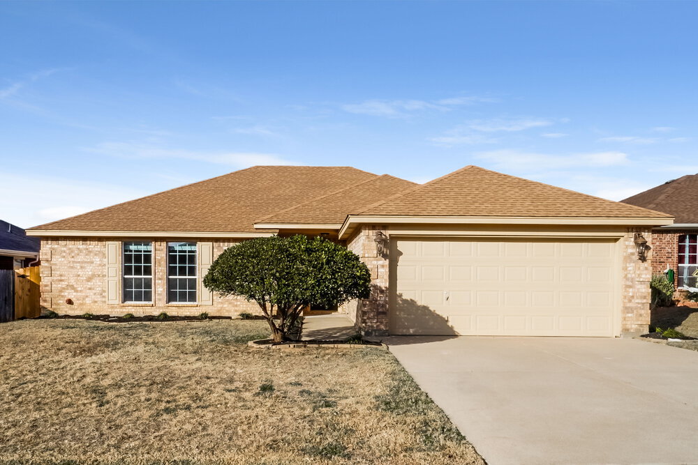 721 Mesa Vista Dr in Crowley, TX - Building Photo