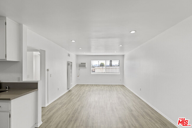 15314 Gault St in Los Angeles, CA - Foto de edificio - Building Photo