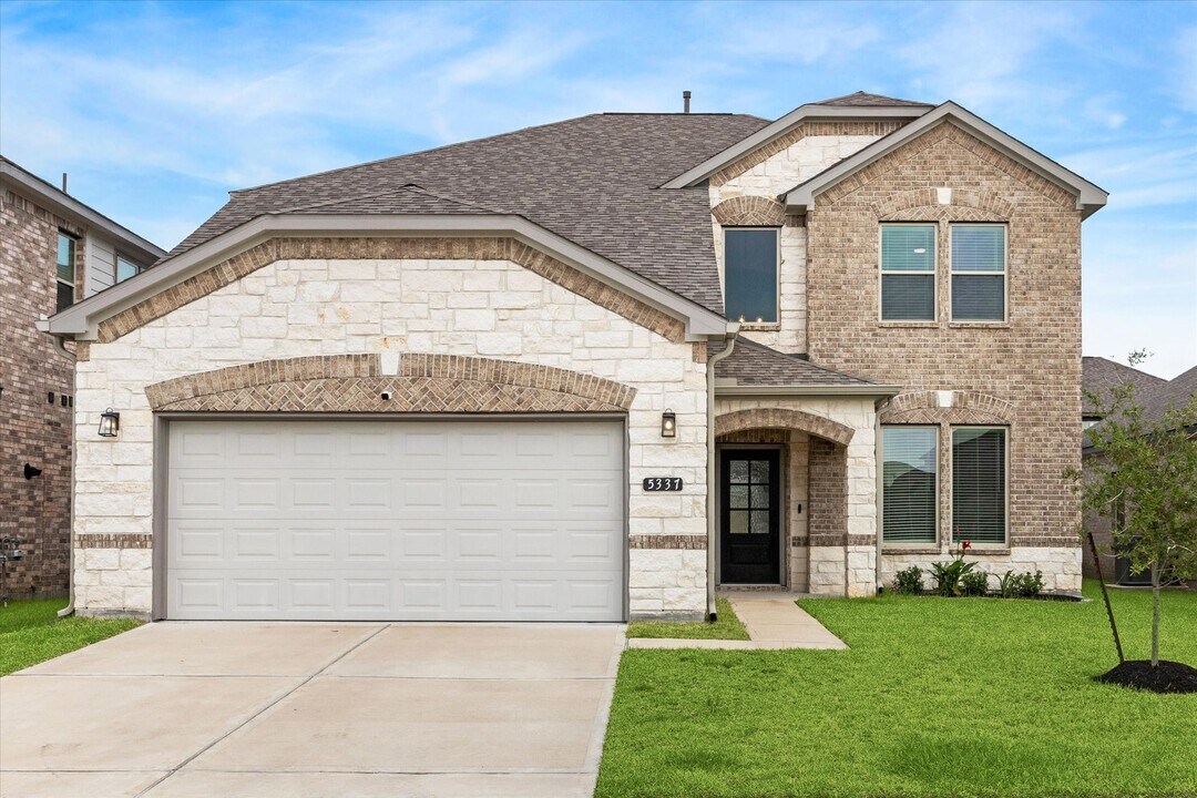 5337 Wilborn Ct in Alvin, TX - Building Photo