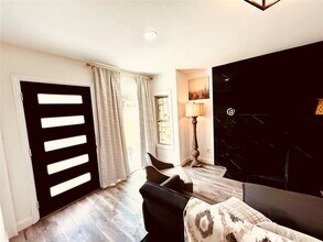 2859 W Brooklyn Ave in Dallas, TX - Building Photo - Building Photo