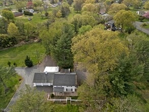 423 Country Club Rd in Bridgewater, NJ - Foto de edificio - Building Photo