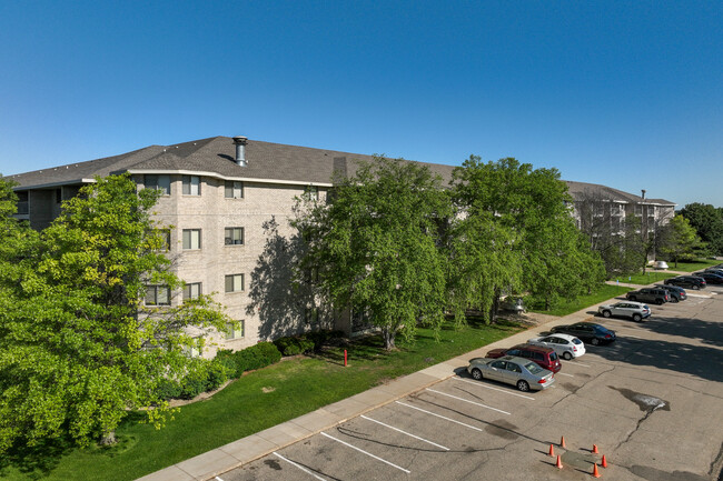 Kingston Green Apartments, East Building in Apple Valley, MN - Building Photo - Building Photo