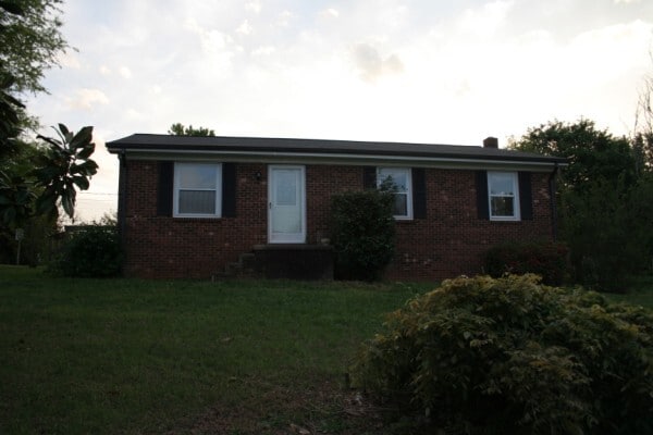 3777 Sedgefield Dr in Conover, NC - Building Photo - Building Photo
