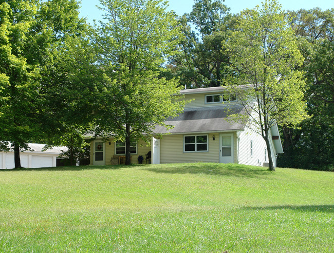 3446-3476 Lakeside Dr in Mineral Ridge, OH - Building Photo - Building Photo