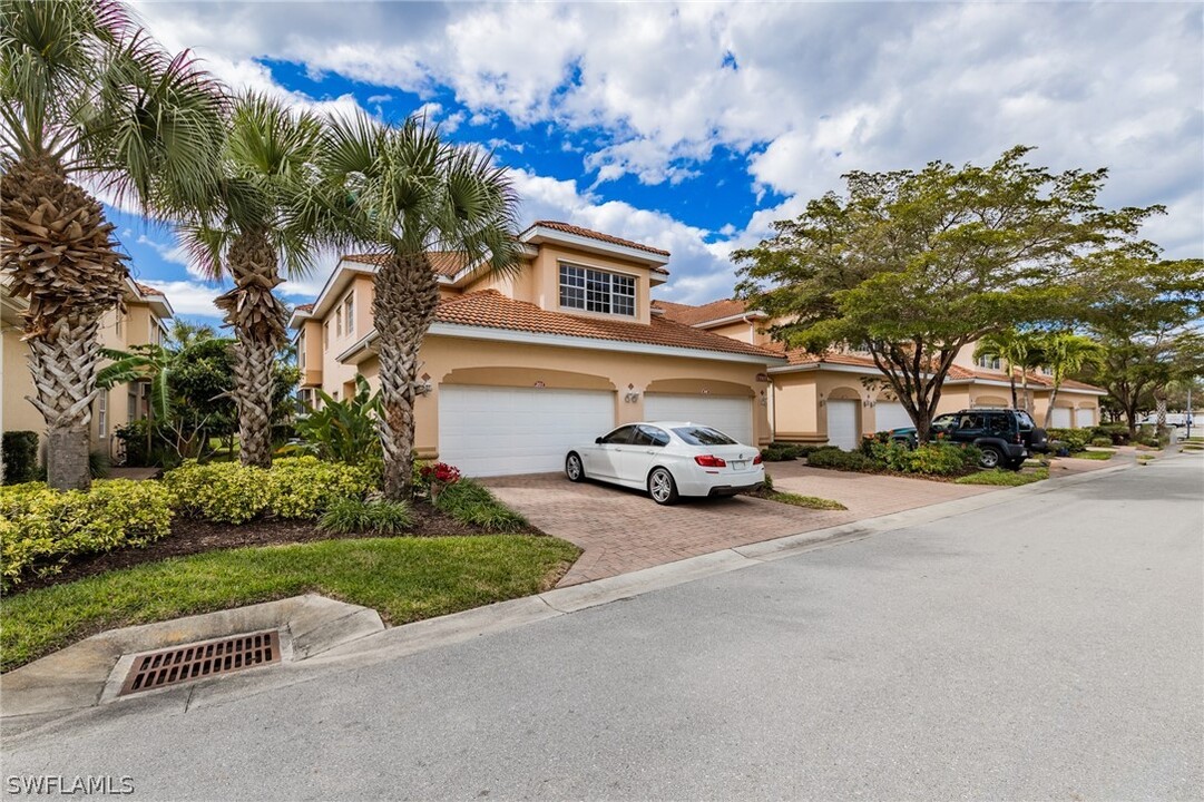 13901 Avon Park Cir in Ft. Myers, FL - Foto de edificio