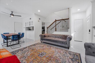 2601 Augusta Dr in Houston, TX - Building Photo - Building Photo