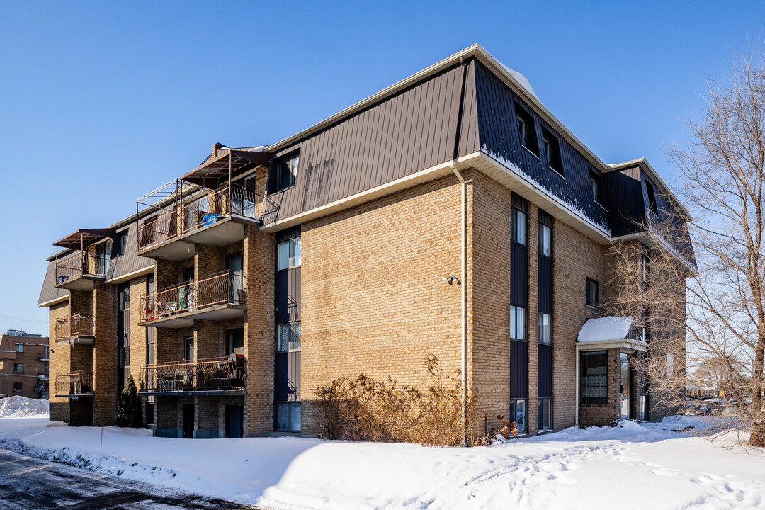 1880 Le Corbusier Boul in Laval, QC - Building Photo