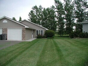 840 Highview Dr in New Richmond, WI - Foto de edificio - Building Photo