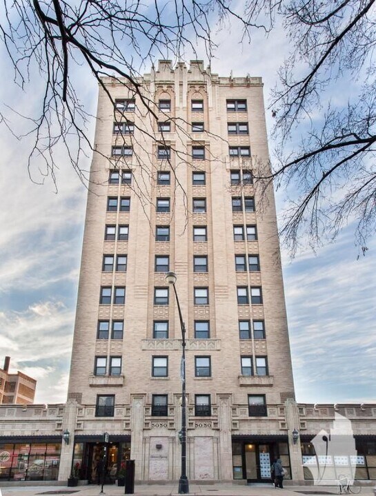 5050 N Sheridan Rd in Chicago, IL - Foto de edificio