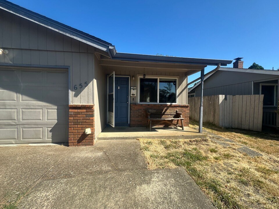 655 NW Walnut Blvd in Corvallis, OR - Building Photo