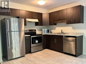 54 Haney Dr in Thorold, ON - Building Photo - Building Photo