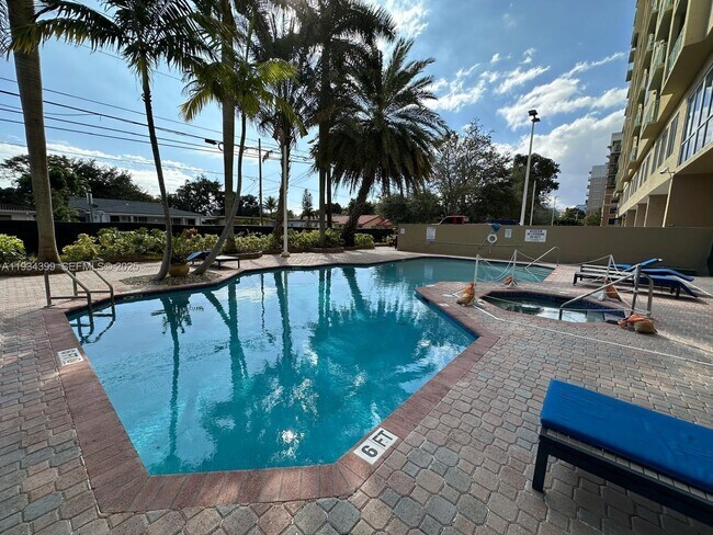 3500 Coral Wy in Miami, FL - Building Photo - Building Photo