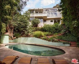 2764 Outpost Dr in Los Angeles, CA - Building Photo