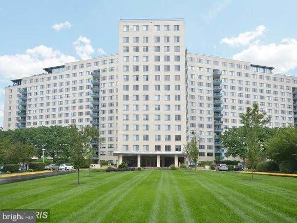10201 Grosvenor Pl, Unit 313 in Rockville, MD - Foto de edificio - Building Photo