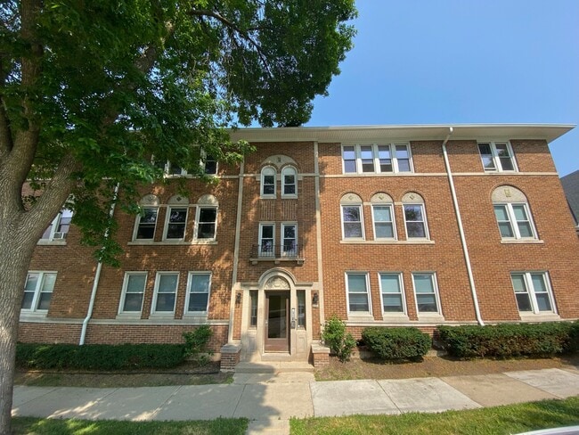 2752 N Bartlett Ave, Unit 3 in Milwaukee, WI - Building Photo - Building Photo