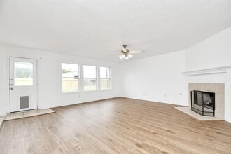 21818 Dimmett Way in Spring, TX - Foto de edificio - Building Photo