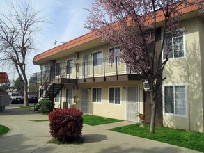 Somerset Apartments in Sacramento, CA - Foto de edificio - Building Photo