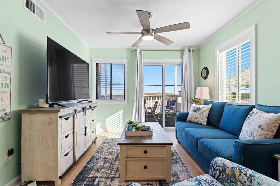 302 Canal Dr in Carolina Beach, NC - Foto de edificio