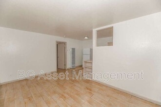 728 Darina Ave in Sacramento, CA - Foto de edificio - Building Photo