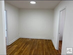 32 STREET, Unit 1 in Queens, NY - Foto de edificio - Building Photo