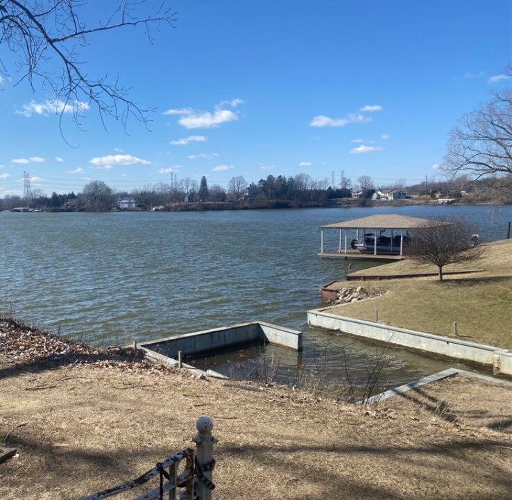 11800 Sunset Ln in Belleville, MI - Foto de edificio