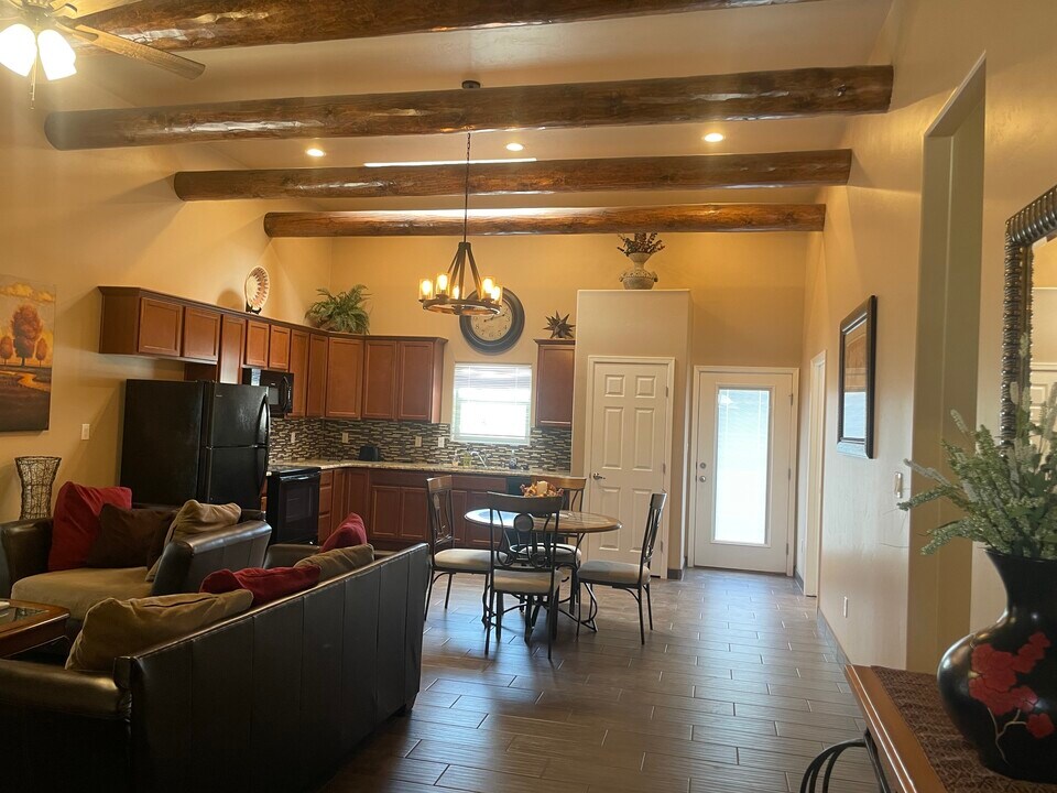 1935 Mercury Ln in Las Cruces, NM - Foto de edificio