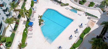 7900 Harbor Island Dr, Unit PH17 in Miami Beach, FL - Foto de edificio - Building Photo