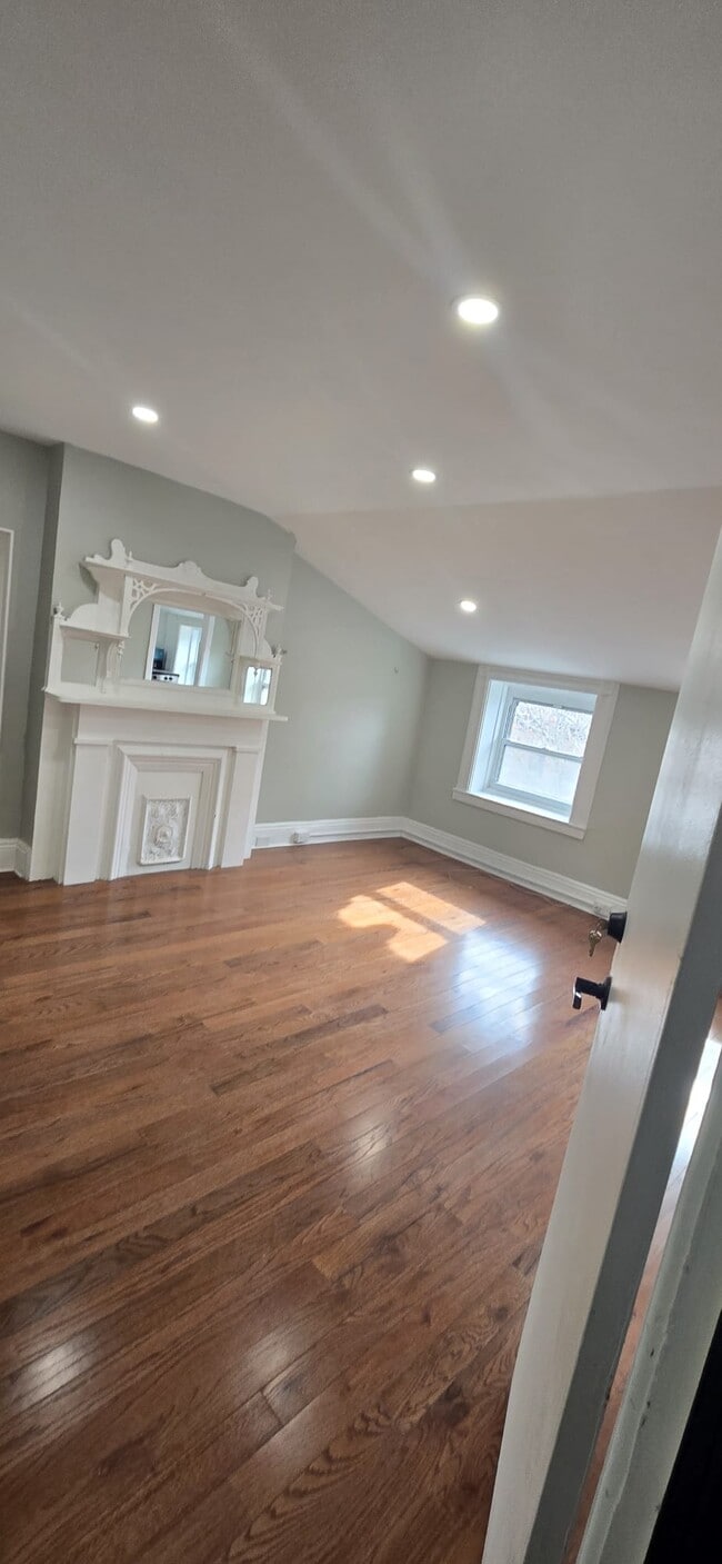 589 Madison St, Unit 3rd floor