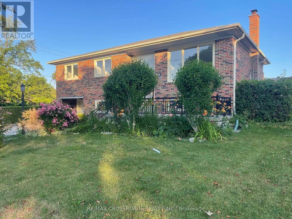 51 Pleasant View Dr in Toronto, ON - Building Photo