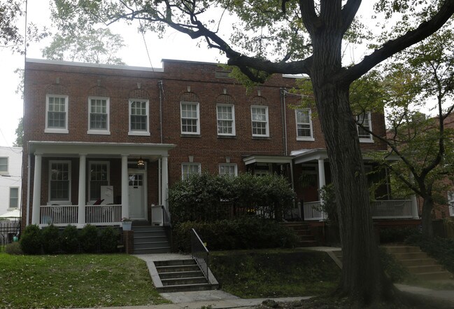 3704-3708 35th St NW in Washington, DC - Foto de edificio - Building Photo