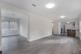 522 NW 47th Terrace in Miami, FL - Building Photo - Building Photo