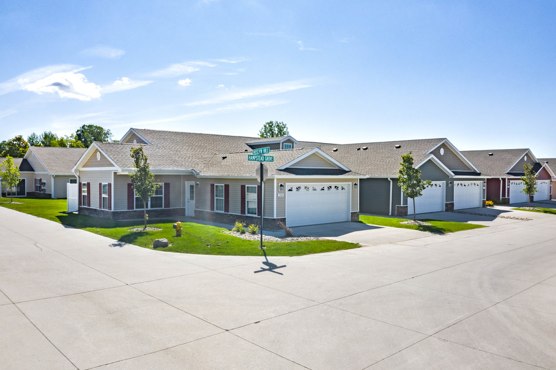 Redwood Delta Township in Lansing, MI - Foto de edificio