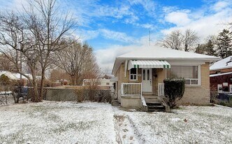 979 Danforth Rd in Toronto, ON - Building Photo