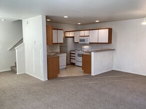 1813 SW Reindeer Ave in Redmond, OR - Building Photo - Building Photo