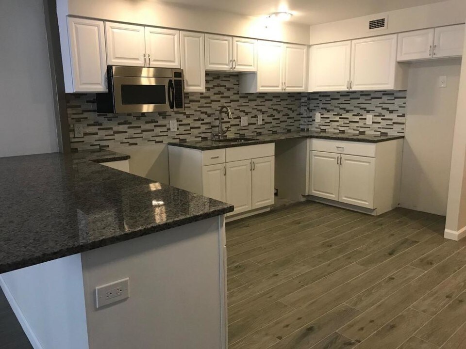 101 N Clematis St-Unit -406 in West Palm Beach, FL - Building Photo