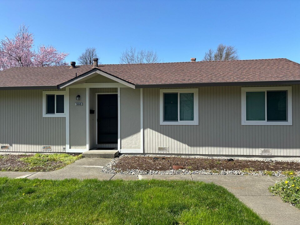 5049 Charmian Dr in Santa Rosa, CA - Building Photo
